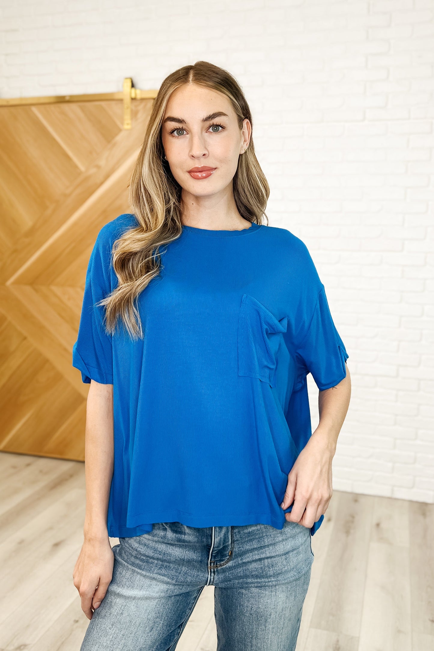 Camiseta relajada Bare Necessitee en azul océano