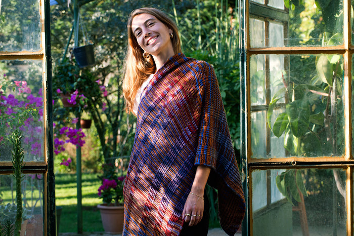 Kit de chal Beaubourg en lana peinada Urth Uneek y lana peinada Monokrom