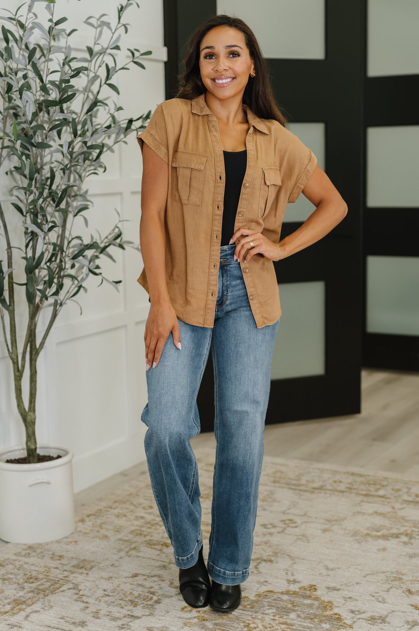 Blusa con botones Cloud Nine to Five en color camello intenso