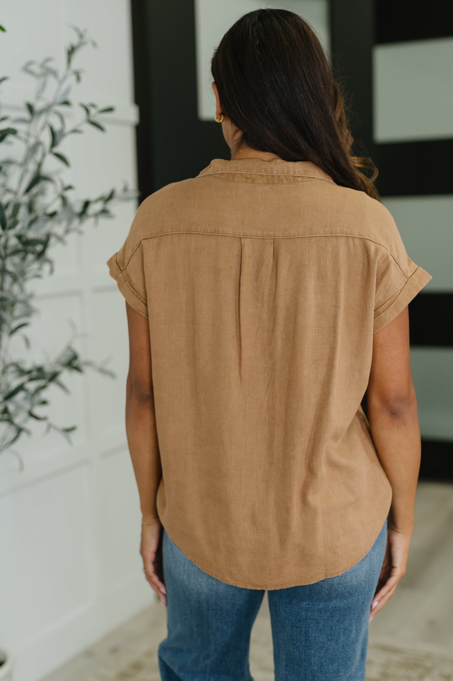Blusa con botones Cloud Nine to Five en color camello intenso