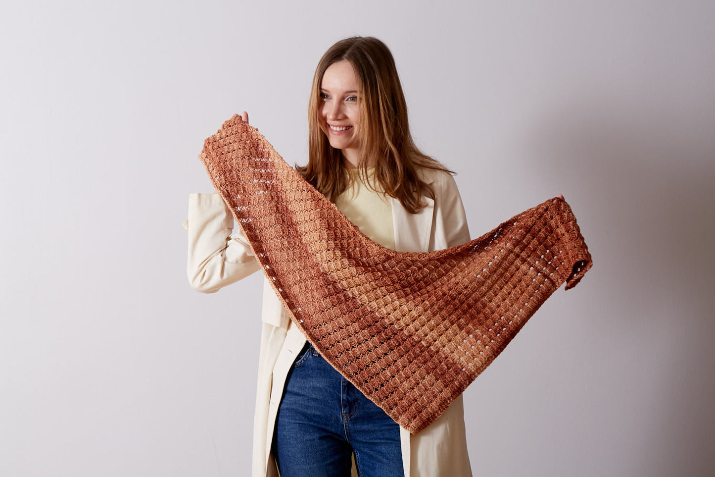 Cobblestone Shawl Kit in Urth Monokrom Worsted