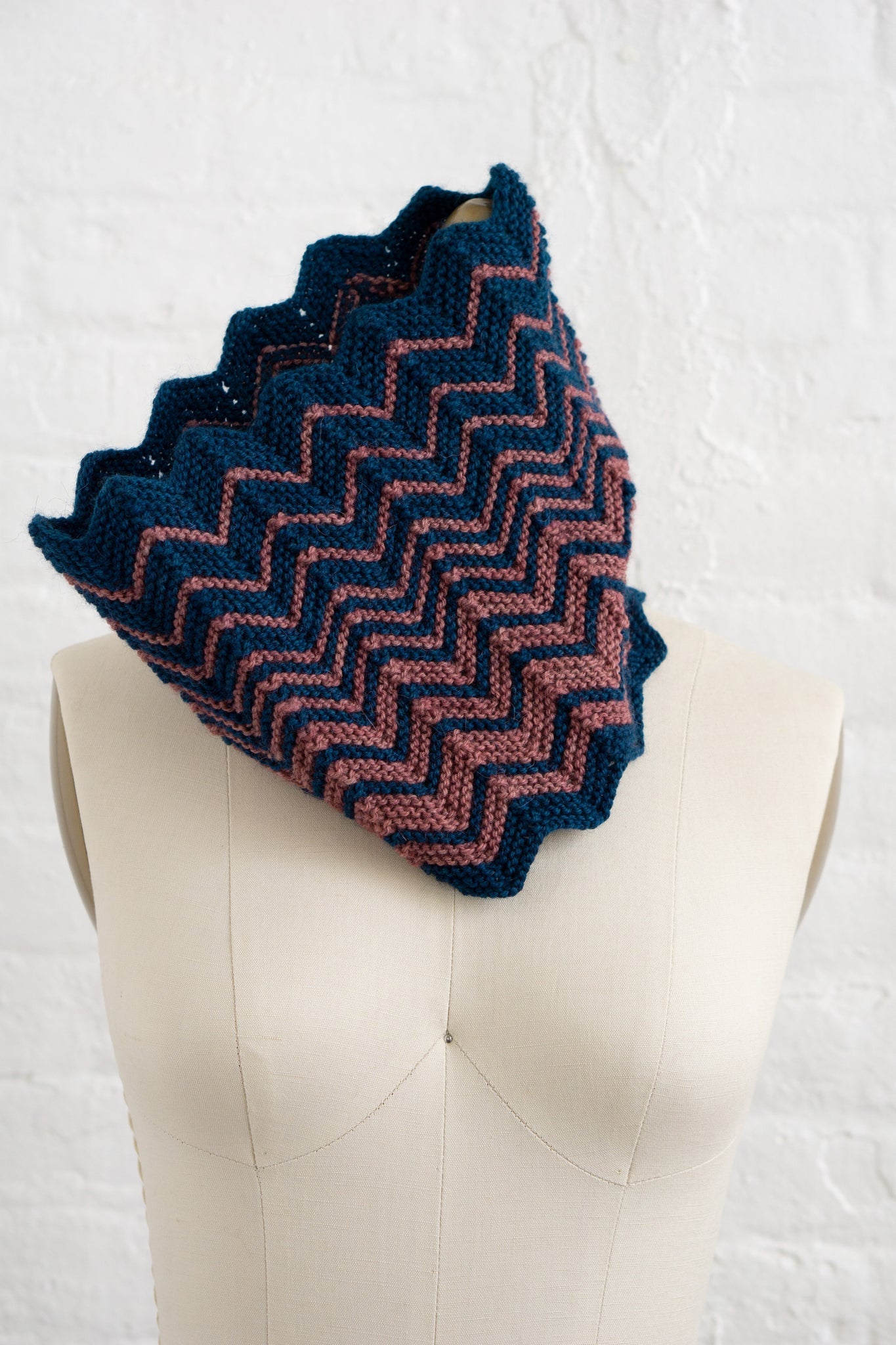 Oleada Cowl Pattern in H2444 Harbor and H21791 Goji Berry