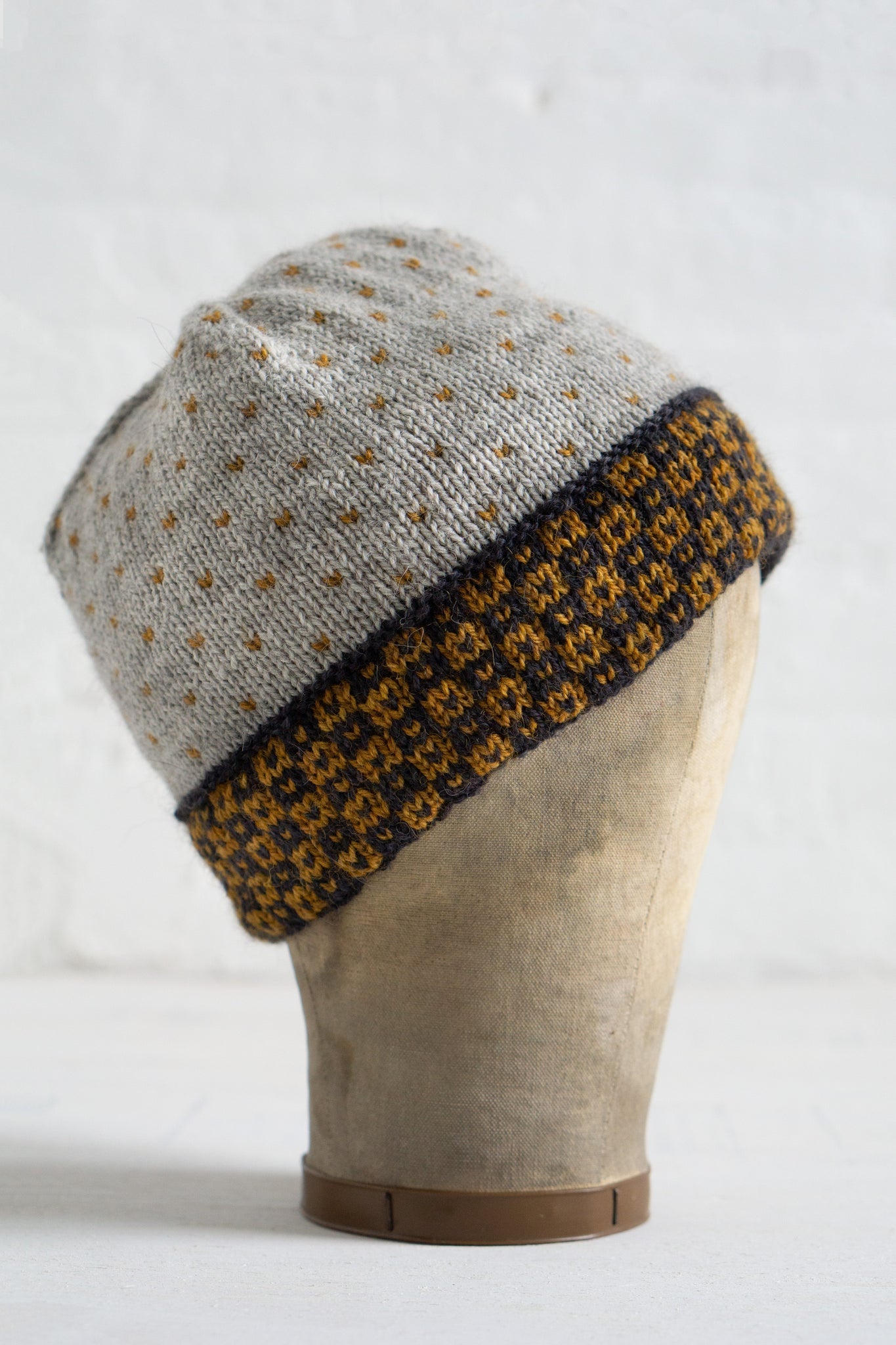 Mancha Hat in H703 Grey (MC) + 1 sk each of H2540 Kohl and H2222 Honeycomb