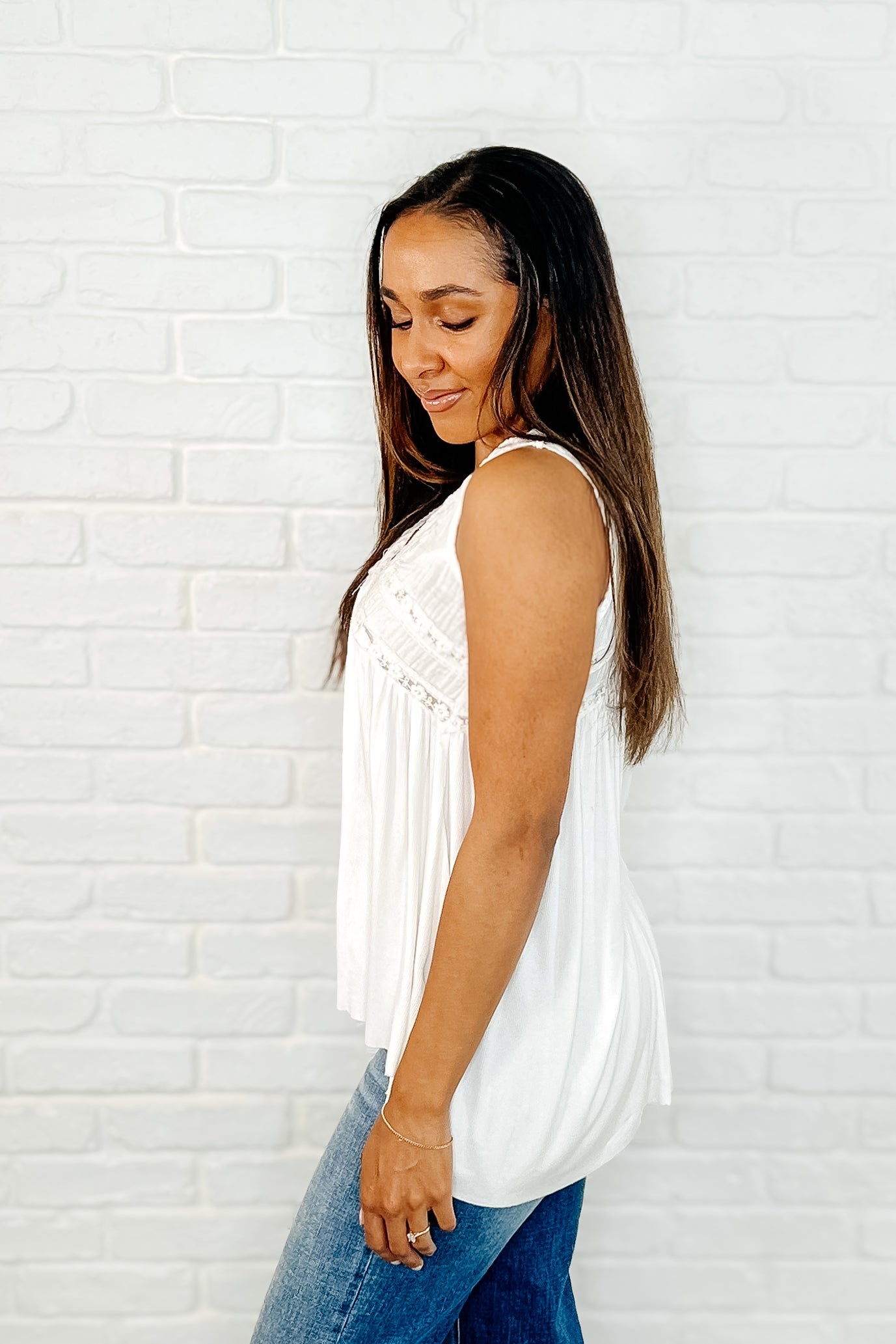 Camiseta de tirantes con cuello en V Let em' Breathe en color blanco roto