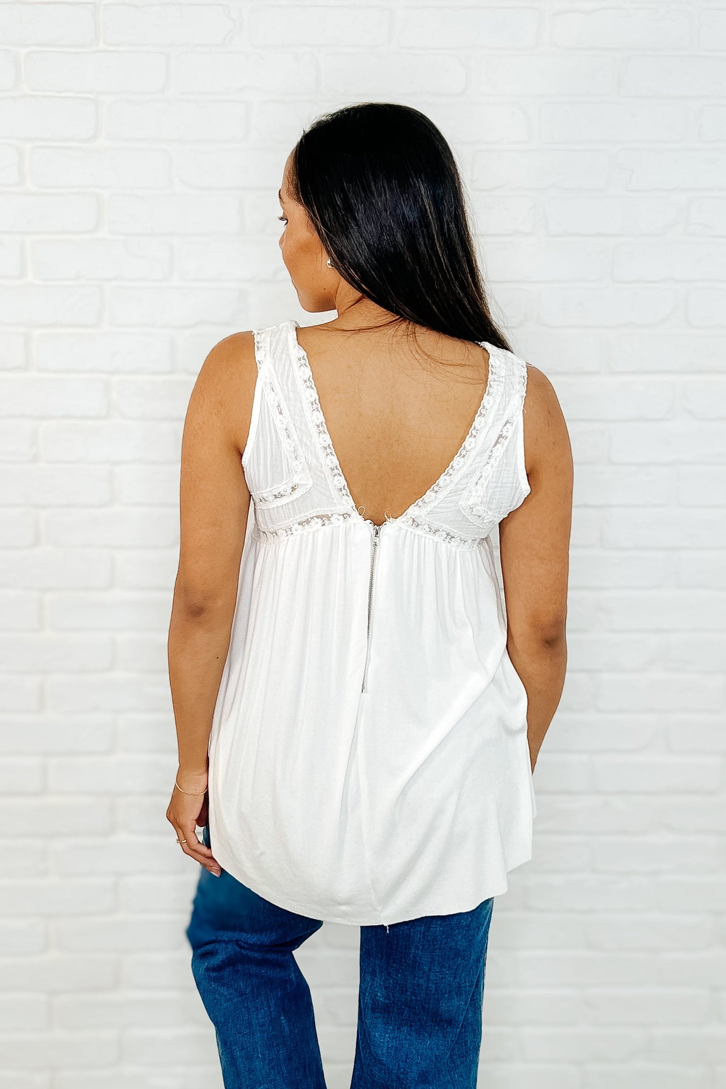 Camiseta de tirantes con cuello en V Let em' Breathe en color blanco roto