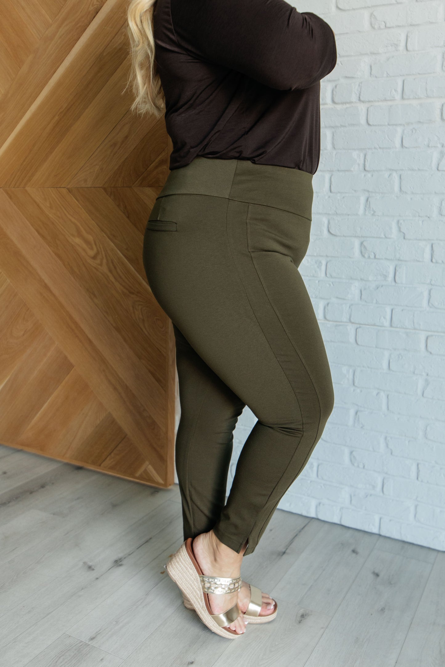 Pantalones pitillo tobilleros Magic en color oliva