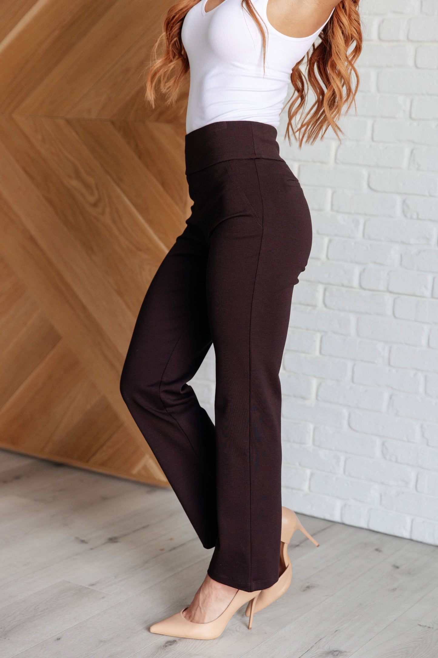 Pantalones rectos mágicos en color chocolate