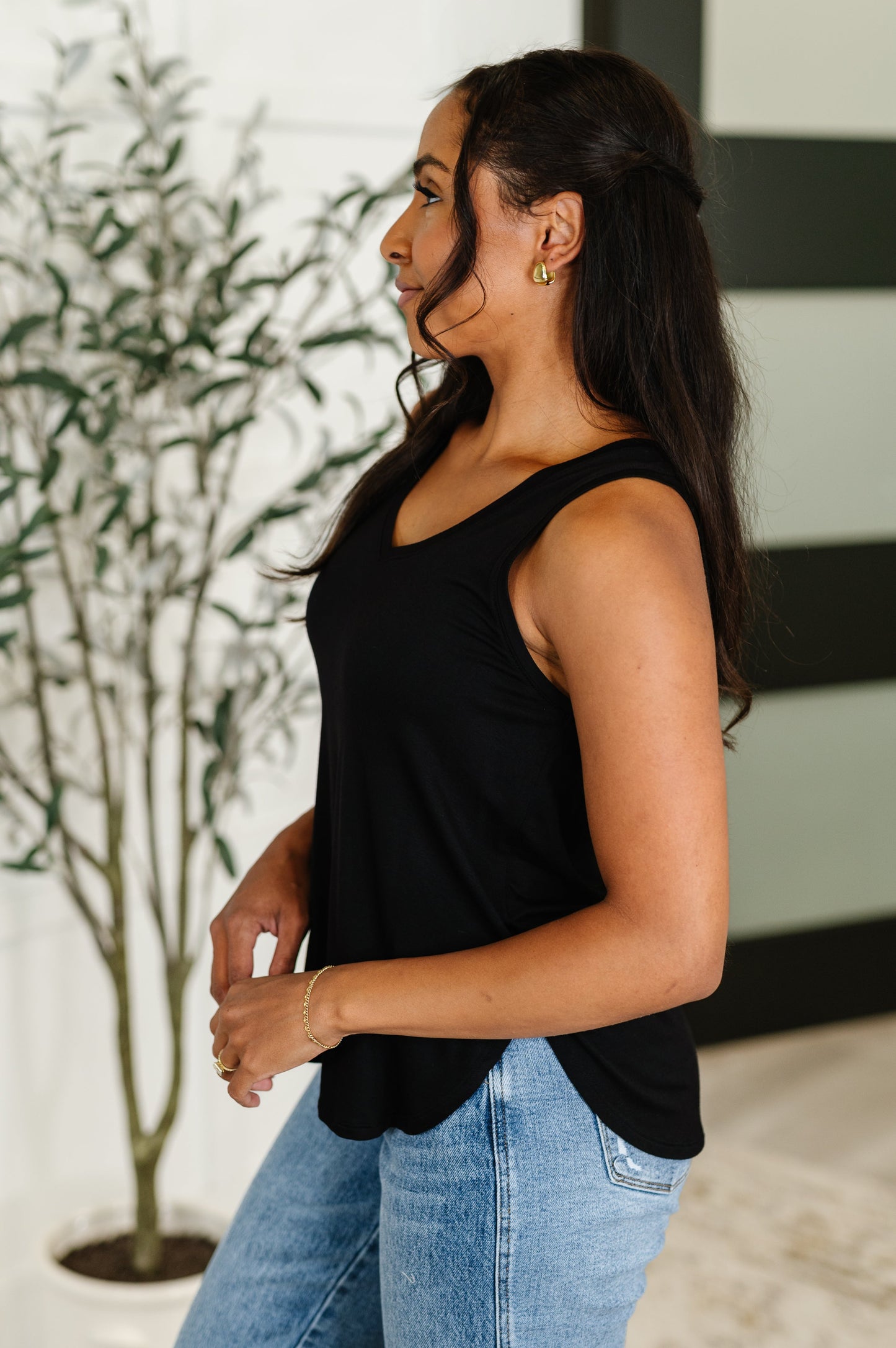 Camiseta básica de cuello en V Simpler Times en negro