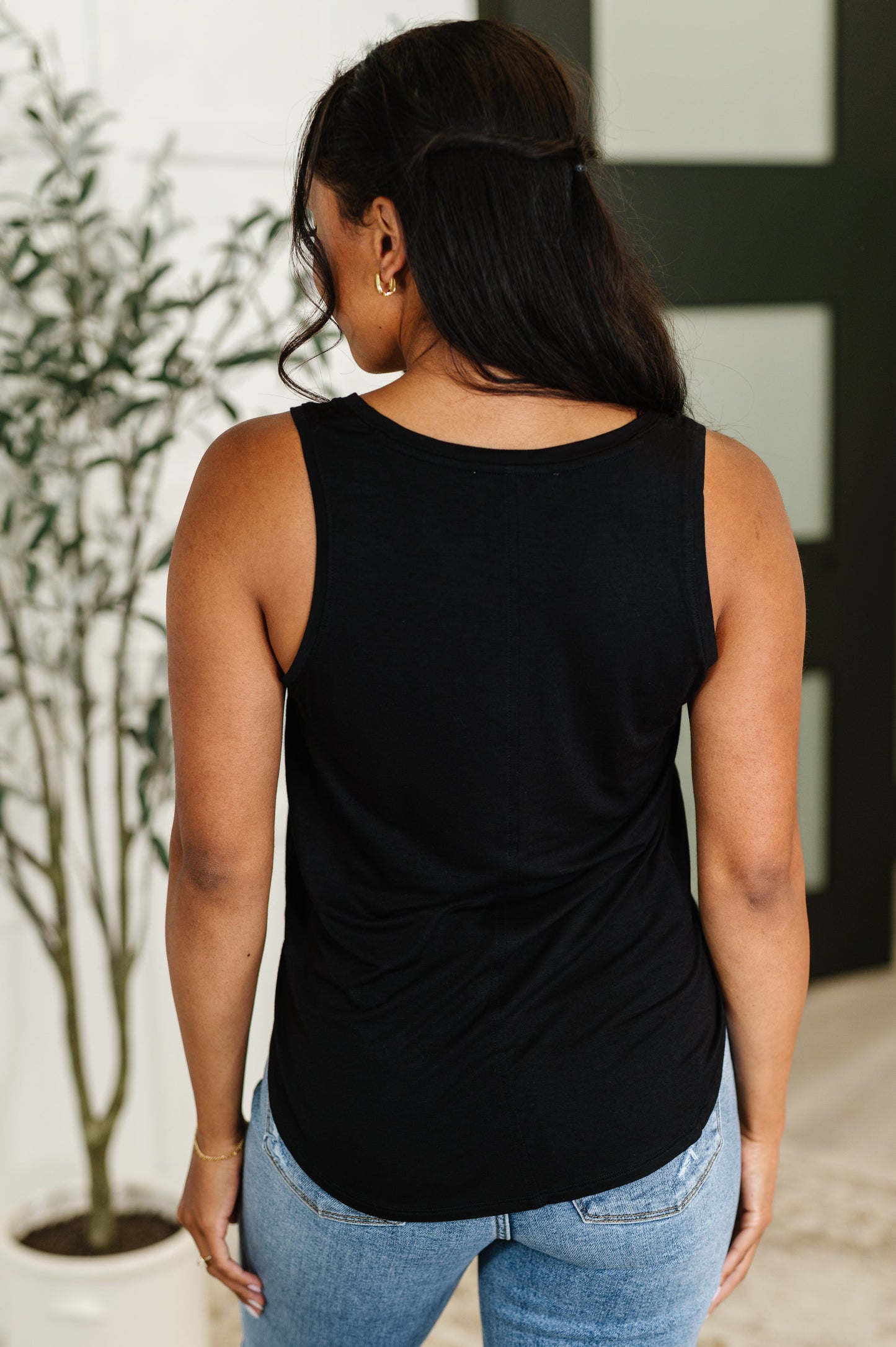 Camiseta básica de cuello en V Simpler Times en negro