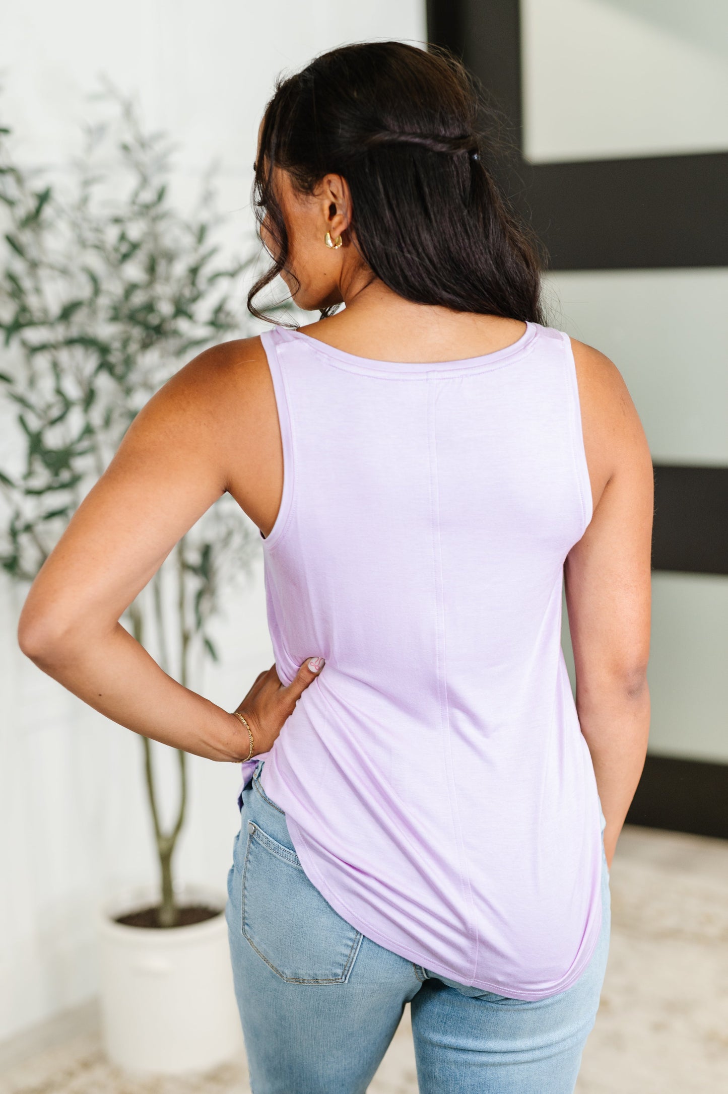 Camiseta básica de cuello en V Simpler Times en color lavanda