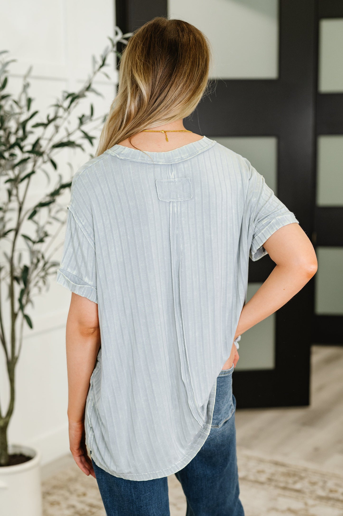 Top con lavado mineral Sunday's Bestie en gris claro