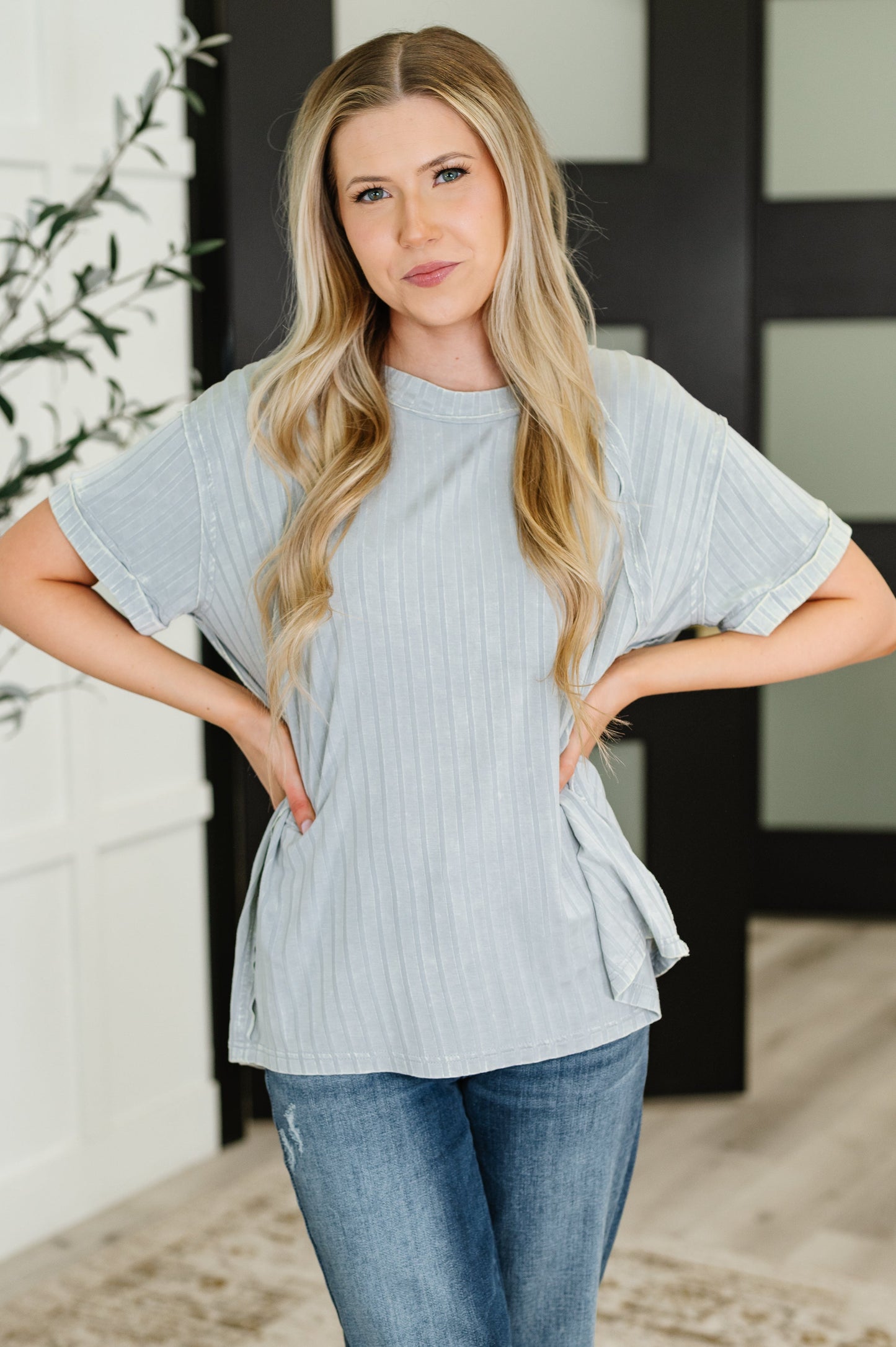Top con lavado mineral Sunday's Bestie en gris claro