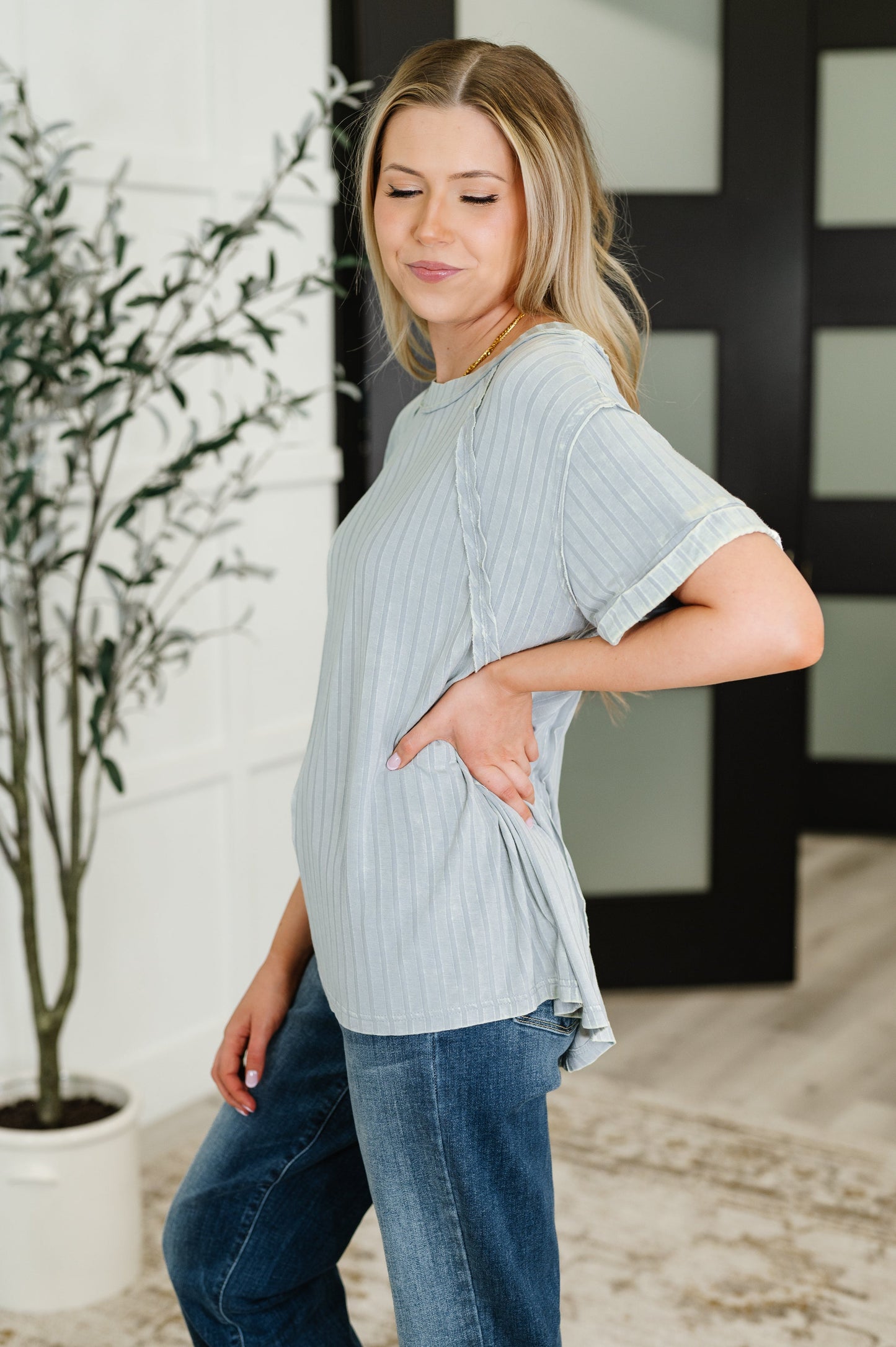 Top con lavado mineral Sunday's Bestie en gris claro