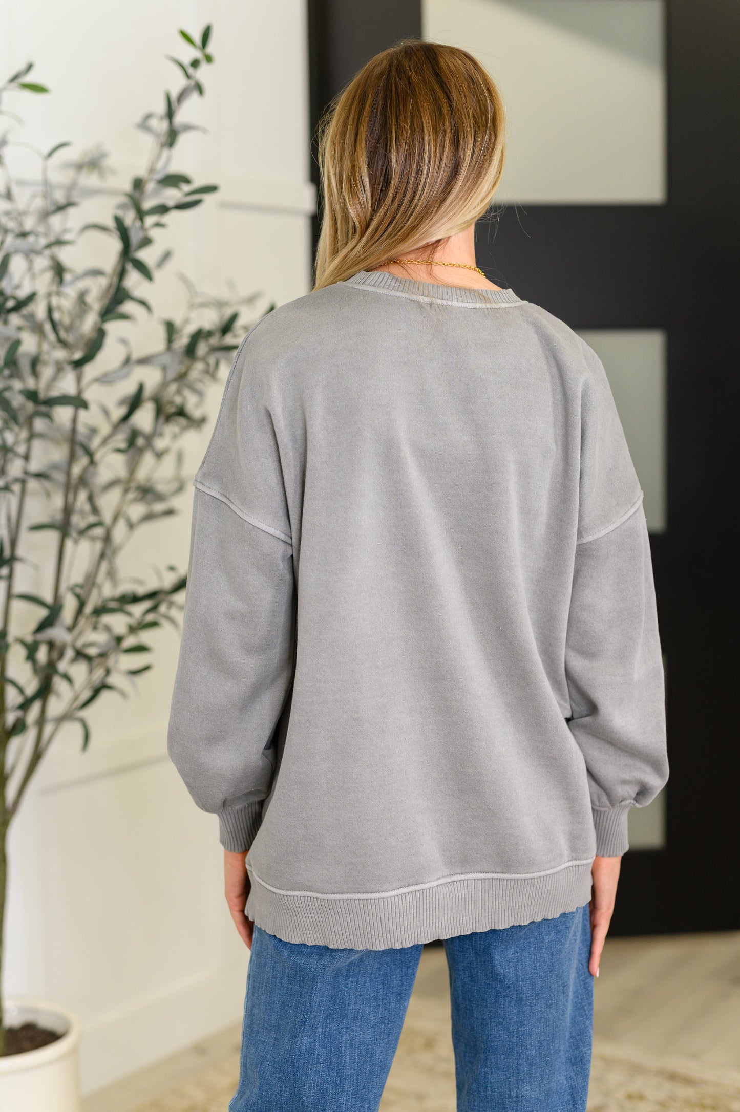 Jersey con dobladillo escalonado Talk Cozy to Me en color aguanieve