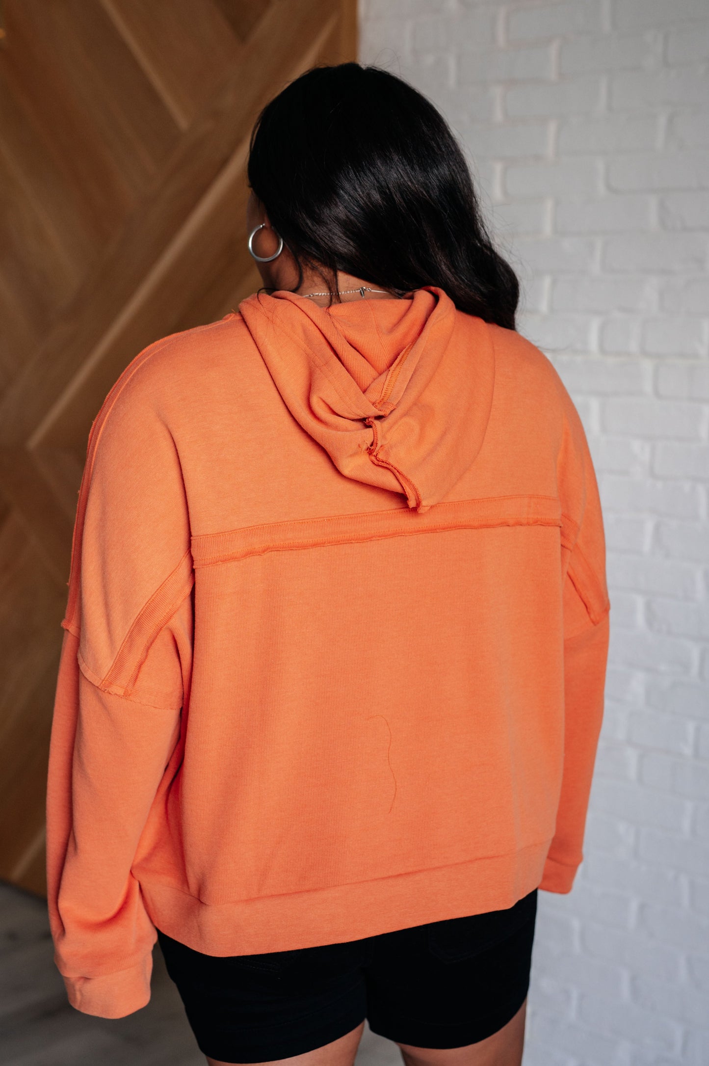 Sudadera con capucha retro Heartthrob en color naranja