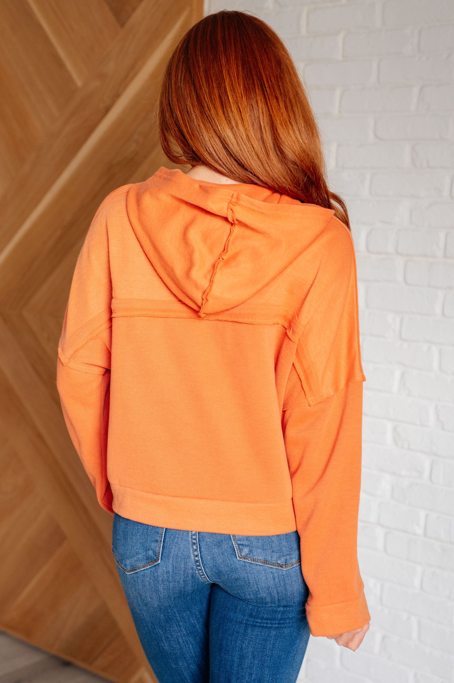 Sudadera con capucha retro Heartthrob en color naranja