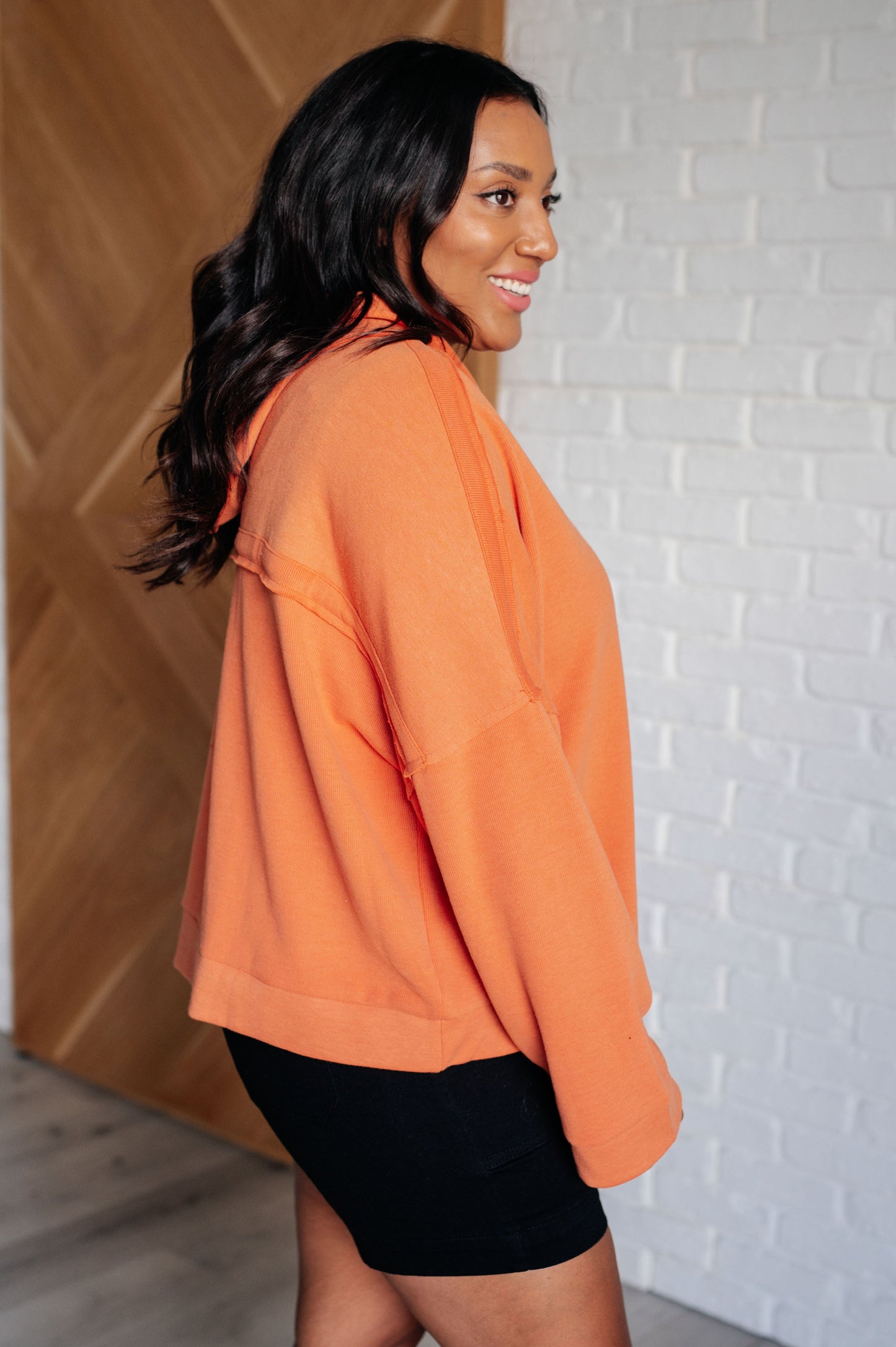Sudadera con capucha retro Heartthrob en color naranja
