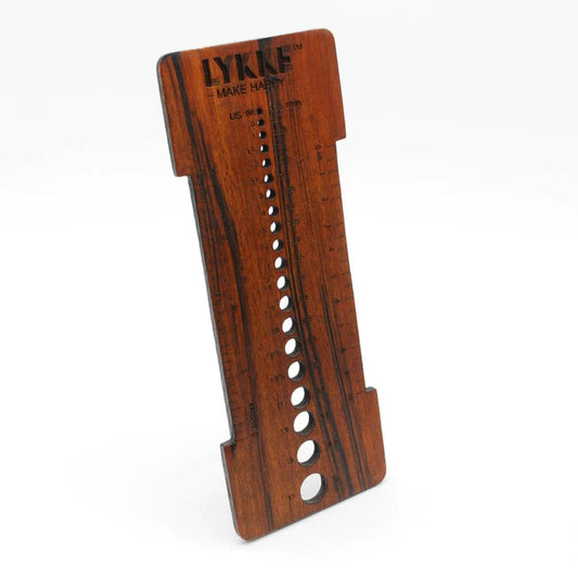 Medidor de agujas de madera Lykke Shisham + herramienta de calibre