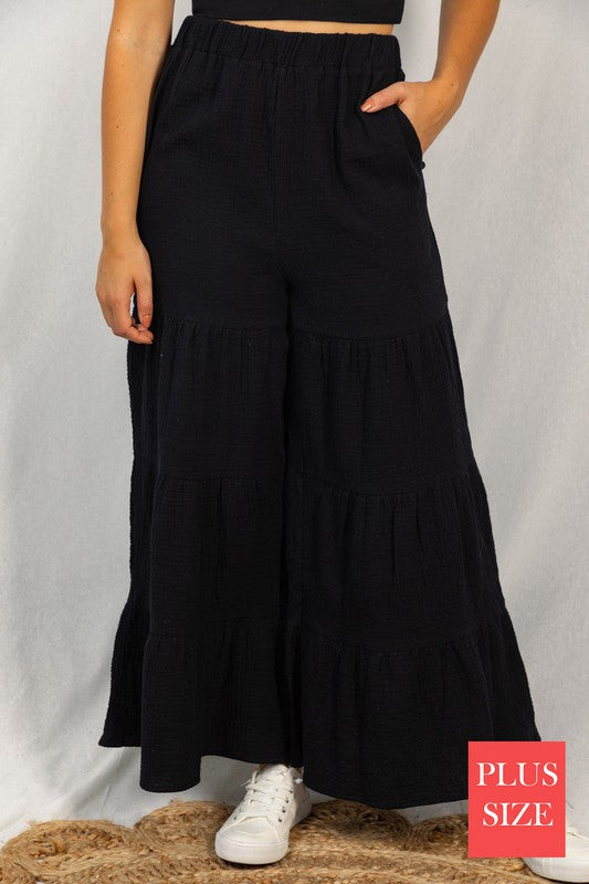 Pantalones negros con volantes y capas