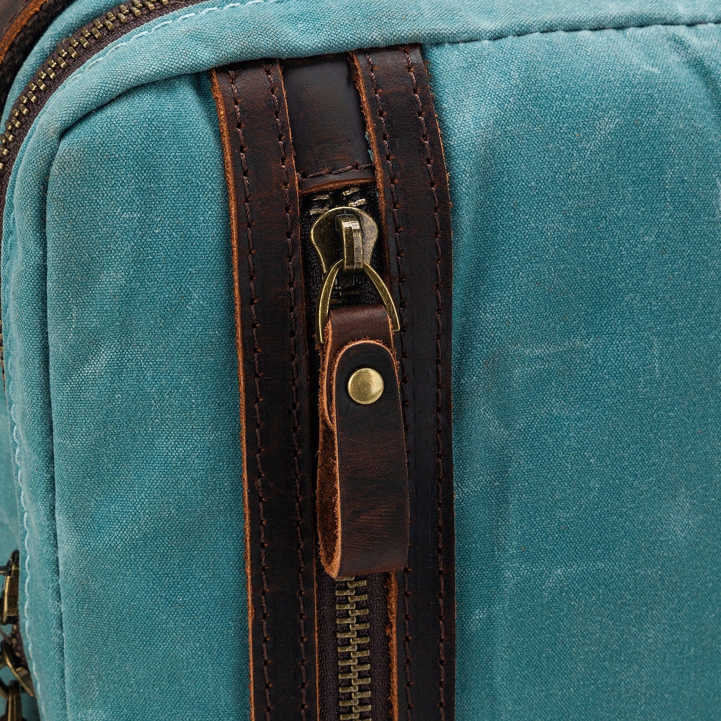 della Q Maker's Canvas Mini Messenger