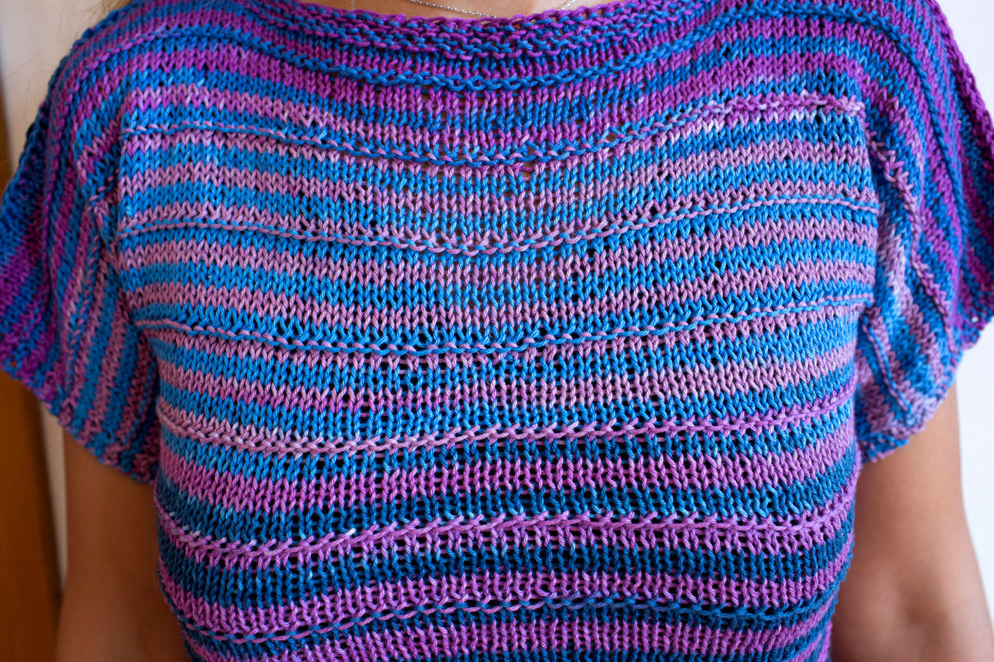 Kit de camiseta con cuello barco en Urth Yarns Uneek Cotton DK