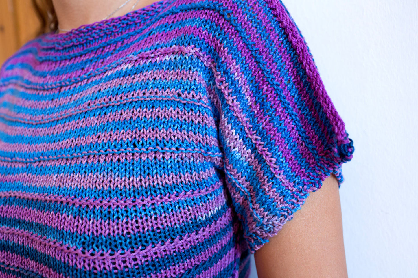 Kit de camiseta con cuello barco en Urth Yarns Uneek Cotton DK