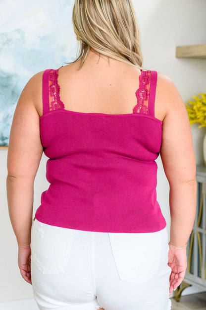 Camiseta sin mangas con ribete de encaje "Puedo amarte mejor" en color baya