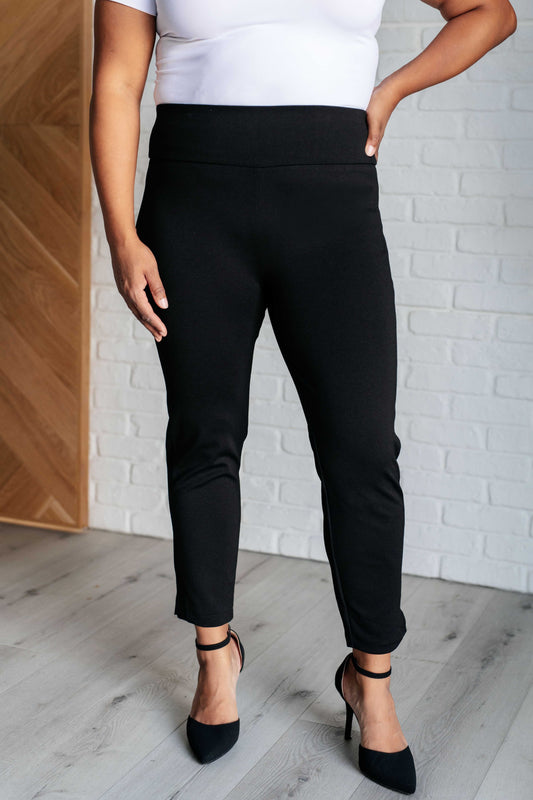 Pantalones pitillo negros con corte tobillero mágico