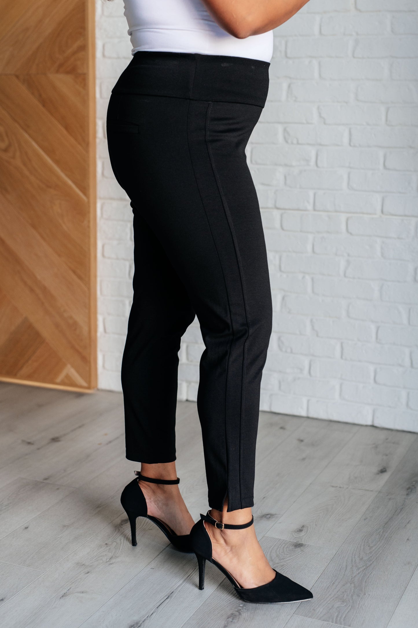 Pantalones pitillo negros con corte tobillero mágico