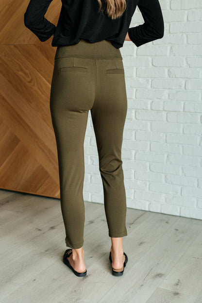 Pantalones pitillo tobilleros Magic en color oliva