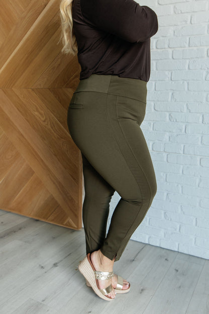 Pantalones pitillo tobilleros Magic en color oliva