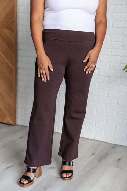 Pantalones rectos mágicos en color chocolate