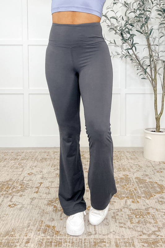 Pantalones de yoga acampanados Motion Mastery en titanio