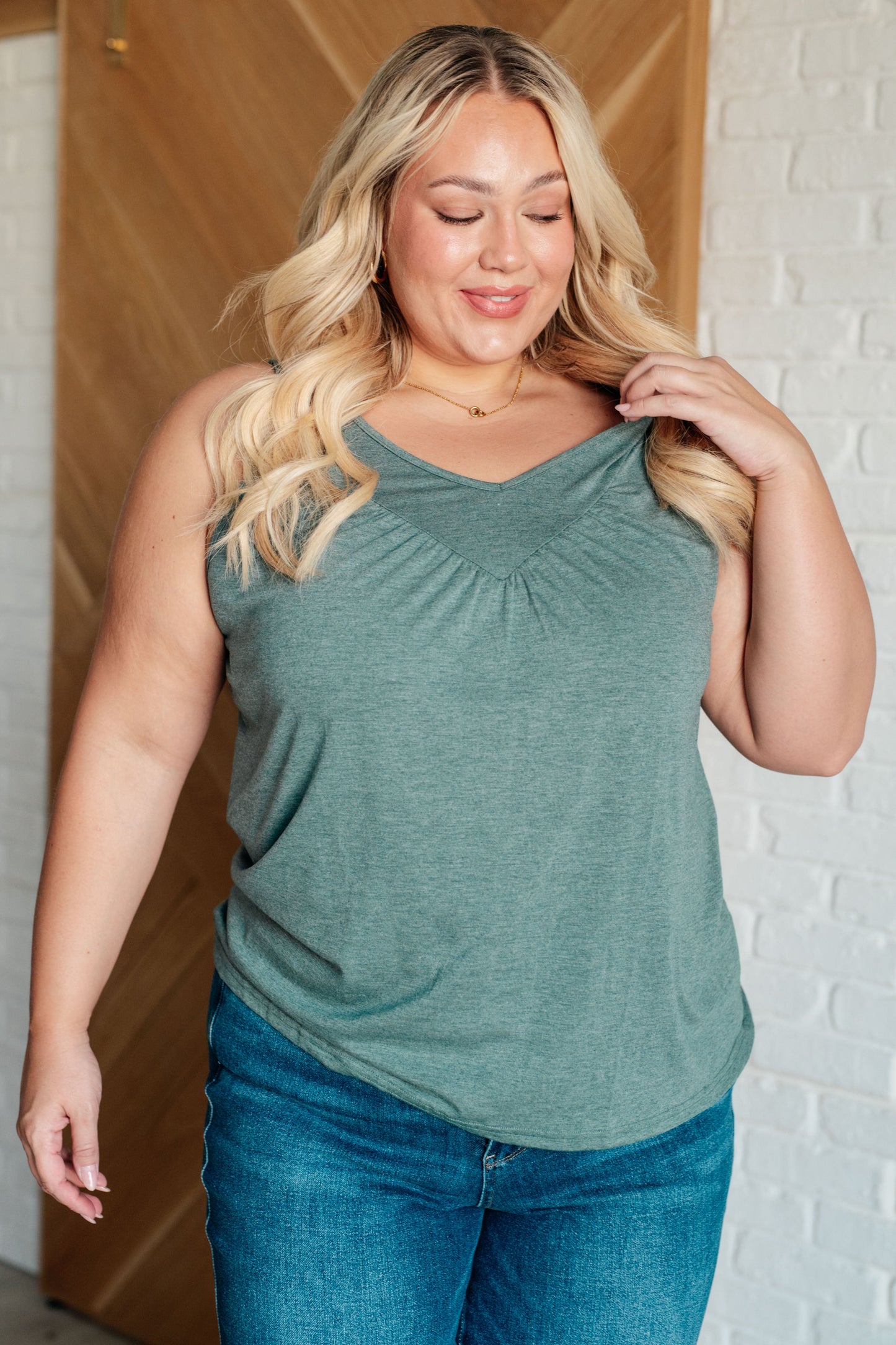 Camiseta de tirantes con cuello en V Not So Anxious en color niebla
