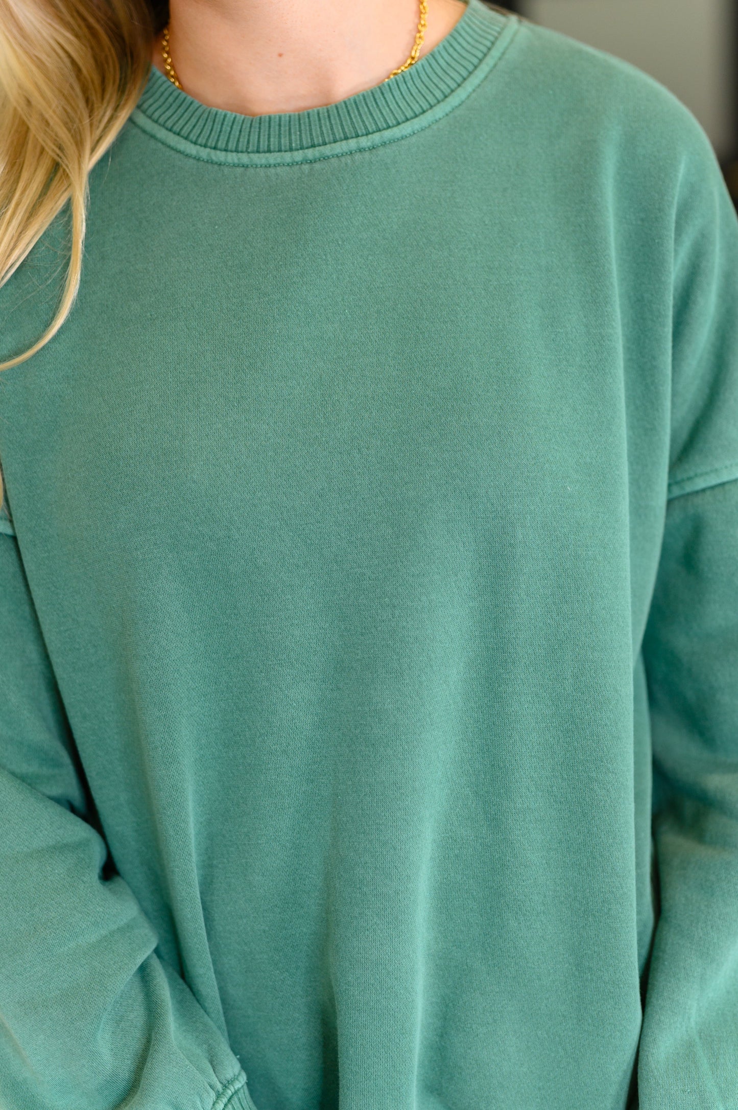 Jersey Talk Cozy to Me con dobladillo escalonado en verde oscuro